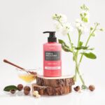 ⁦لوشن الجسم النقي بالعسل والمكاداميا من كوندال 500 مل -  بالعنبر والفانيلا⁩ - الصورة ⁦4⁩